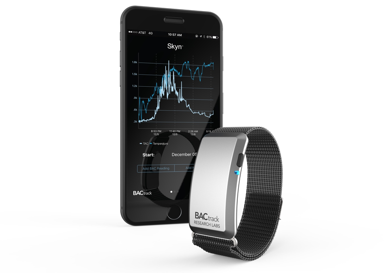 Illustration for article titled Esta pulsera compatible con el Apple Watch te dice cómo llevas la borrachera cada 40 minutos